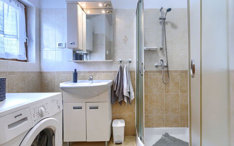 Liberat: Bagno, Interior Design, Idraulico Fixture, Pavimentazione, Lavello, Pavimento, Mobiletto Del Bagno, Lavandino Del Bagno, Gabinetto, Rubinetto