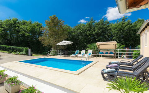 Liberat: Pianta, Cielo, Proprietà, Acqua, Costruzione, Piscina, Blu, Azzurro, Nube, Shade