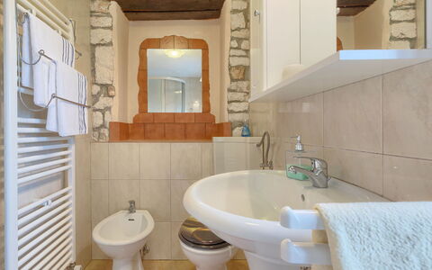 Jadranka: Specchio, Rubinetto, Idraulico Fixture, Lavello, Proprietà, Fotografia, Lavandino Del Bagno, Bagno, Viola, Interior Design