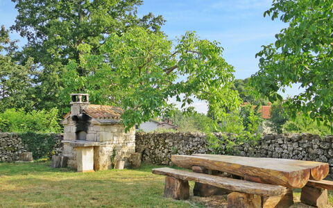 Marija: Albero, Proprietà, Erba, Area Rurale, Casa, Paesaggio, Costruzione, Estate, Mobilia, Pianta