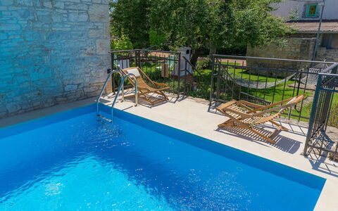 Toni: Acqua, Pianta, Piscina, Blu, Rettangolo, Costruzione, Corpo D'Acqua, Albero, Tempo Libero