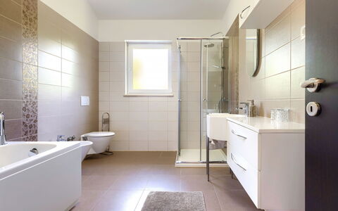 Villa Vela: Vasca Da Bagno, Costruzione, Idraulico Fixture, Specchio, Lavello, Bagno, Rubinetto, Casa, Porta