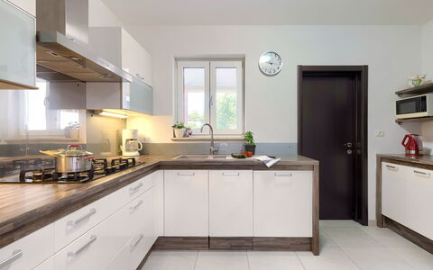 Villa Vela: Cabinetry, Rubinetto, Lavandino Della Cucina, Controsoffitto, Lavello, Proprietà, Idraulico Fixture, Legna, Cucina Stufa, Cucina