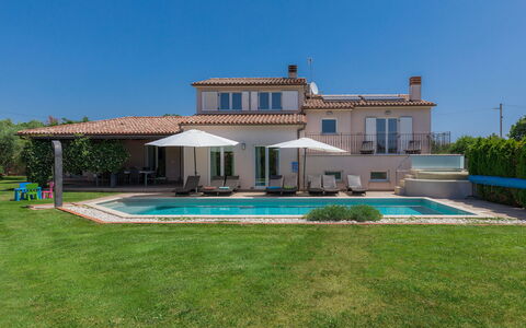 Villa Vela: Cielo, Pianta, Proprietà, Costruzione, Piscina, Shade, Casa, Finestra, Erba, Zona Residenziale