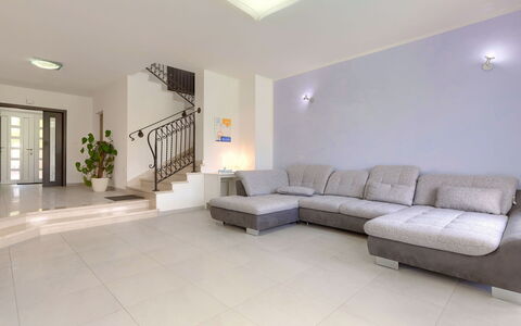 Villa Vela: Proprietà, Divano, Pianta, Costruzione, Illuminazione, Interior Design, Legna, Pavimento, Soggiorno