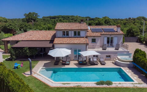 Villa Vela: Cielo, Pianta, Costruzione, Proprietà, Acqua, Piscina, Blu, Natura, Azzurro, Shade