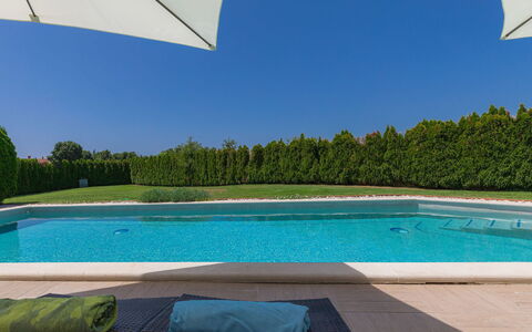 Villa Vela: Acqua, Cielo, Pianta, Costruzione, Piscina, Rettangolo, Azzurro, Natura, Blu, Shade