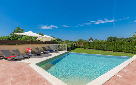 Andrea: Cielo, Acqua, Proprietà, Piscina, Azzurro, Blu, Rettangolo, Shade, Architettura, Pianta