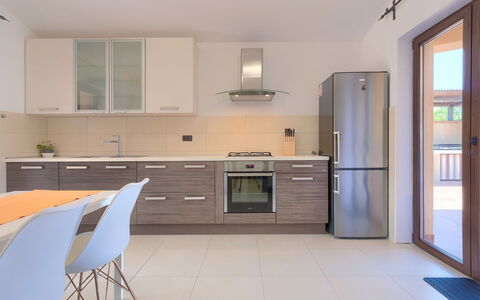 Andrea: Cabinetry, Controsoffitto, Costruzione, Mobilia, Cucina Stufa, Cucina, Rubinetto, Cassetto, Elettrodomestico Da Cucina, Legna