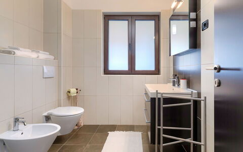 Andrea: Lavello, Proprietà, Idraulico Fixture, Rubinetto, Lavandino Del Bagno, Costruzione, Bagno, Interior Design, Architettura