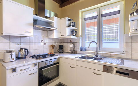 Cherry: Cabinetry, Lavandino Della Cucina, Rubinetto, Controsoffitto, Lavello, Idraulico Fixture, Finestra, Cucina Stufa, Cucina, Interior Design