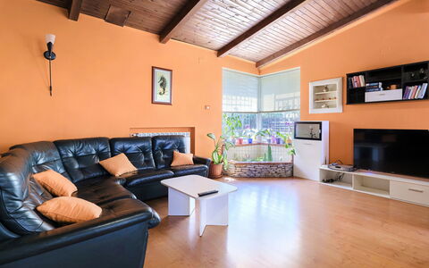Cherry: Divano, Legna, Interior Design, Pavimentazione, Divano Letto, Pavimento, Comfort, Tavolo, Soggiorno, Parete