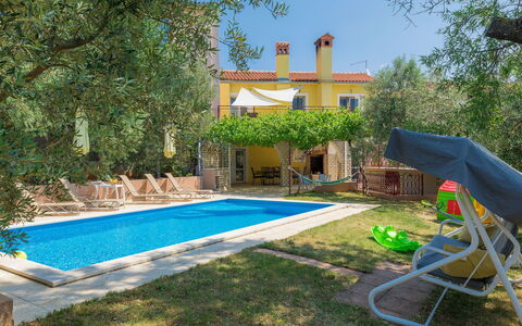 Duje & Mare: Pianta, Proprietà, Cielo, Acqua, Costruzione, Azzurro, Albero, Shade, Piscina, Architettura