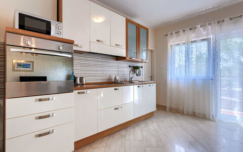 Gea: Cabinetry, Controsoffitto, Proprietà, Mobilia, Finestra, Cassetto, Costruzione, Legna, Interior Design, Cucina