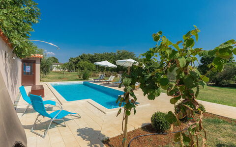 Lancin: Acqua, Pianta, Cielo, Mobilia, Piscina, Mobili Da Esterno, Shade, Costruzione, Sedia, Albero