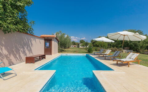 Lancin: Acqua, Cielo, Pianta, Piscina, Blu, Azzurro, Costruzione, Mobili Da Esterno, Shade, Lettino