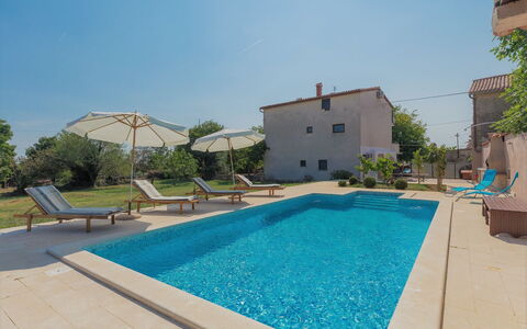 Lancin: Acqua, Cielo, Pianta, Proprietà, Costruzione, Piscina, Azzurro, Albero, Shade, Rettangolo