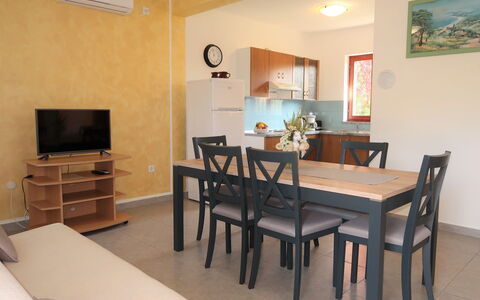 Fortica: Tavolo, Proprietà, Cornice, Mobilia, Legna, Interior Design, Pavimento, Sedia, Pavimentazione, Soggiorno