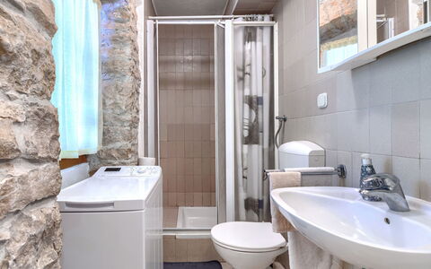 Paolici: Idraulico Fixture, Pavimentazione, Lavello, Pavimento, Lavandino Del Bagno, Bagno, Interior Design, Gabinetto, Idraulico, Rubinetto