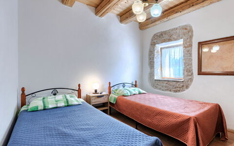 Paolici: Parete, Camera Da Letto, Soffitto, Interior Design, Letto, Lenzuolo, Bedding, Casa, Pavimento, Telaio Del Letto