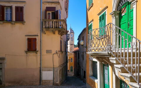 Paolici: Finestra, Costruzione, Blu, Azzurro, Cielo, Legna, Città, Facciata, Immobiliare