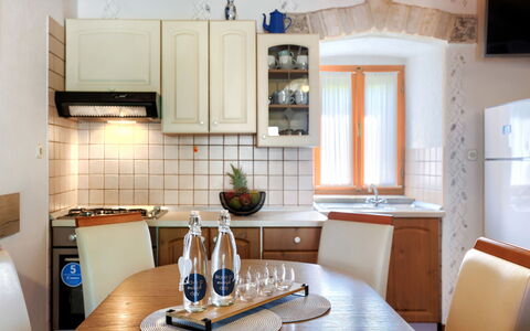 Donada: Tavolo, Cabinetry, Proprietà, Controsoffitto, Mobilia, Elettrodomestico Da Cucina, Cucina, Legna, Cucina Stufa, Elettrodomestico