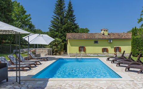 Donada: Acqua, Cielo, Proprietà, Pianta, Piscina, Costruzione, Shade, Albero, Sedia, Mobili Da Esterno