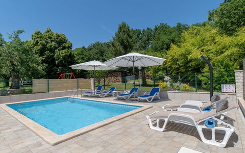 Verbanac: Piscina, Mobili Da Esterno, Ricorrere, Shade, Lettino, Sedia, Eco Hotel, Ombrello, Landscaping, Centro Ricreativo