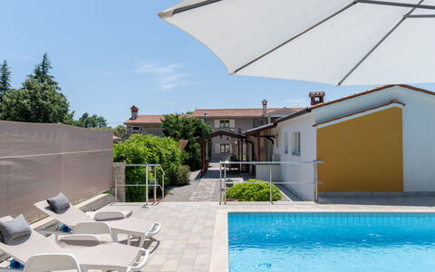 Verbanac: Piscina, Mobili Da Esterno, Ombrello, Ricorrere, Zona Residenziale, Mobilia, Materiale Composito, Sedia, Shade, Lettino