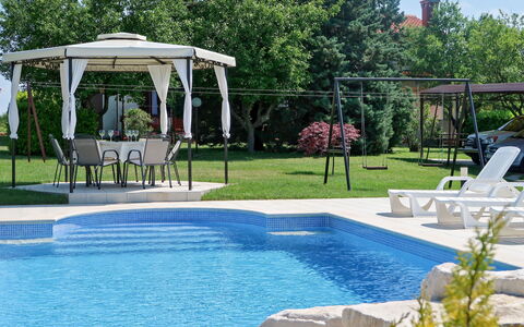 Andrea: Piscina, Proprietà, Tempo Libero, Backyard, Immobiliare, Casa, Erba, Casa, Landscaping, Costruzione