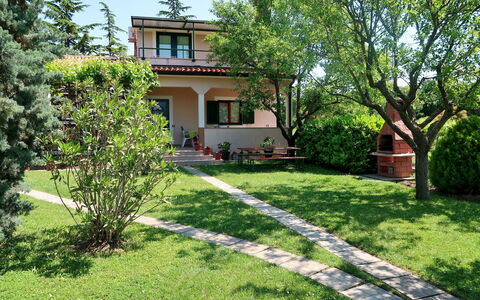 Andrea: Proprietà, Casa, Casa, Immobiliare, Cortile, Zona Residenziale, Albero, Costruzione, Erba, Giardino