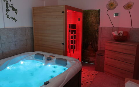 Laura: Acqua, Cabinetry, Interior Design, Legna, Pavimentazione, Pavimento, Immobiliare, Vasca Da Bagno, Color Legno