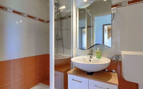 Laura: Specchio, Rubinetto, Lavello, Proprietà, Idraulico Fixture, Lavandino Del Bagno, Bagno, Costruzione, Interior Design