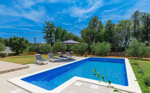Carla: Acqua, Nube, Pianta, Cielo, Proprietà, Piscina, Azzurro, Natura, Albero, Rettangolo