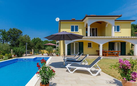 Carla: Pianta, Costruzione, Cielo, Fiore, Proprietà, Acqua, Blu, Casa, Azzurro, Vaso Di Fiori
