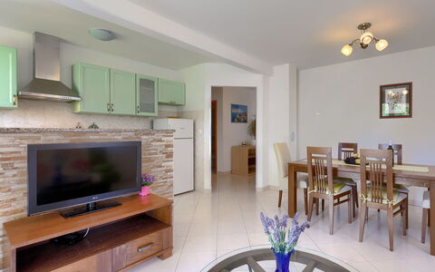 Carla: Mobilia, Proprietà, Tavolo, Cabinetry, Legna, Soggiorno, Cornice, Pavimentazione, Pavimento, Interior Design