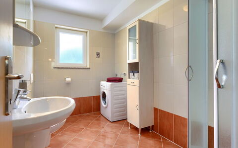 Carla: Specchio, Rubinetto, Idraulico Fixture, Proprietà, Lavandino Del Bagno, Mobiletto Del Bagno, Lavello, Costruzione, Bagno