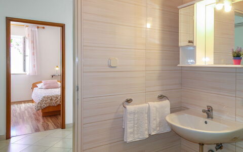 Klaudija: Specchio, Rubinetto, Lavello, Proprietà, Idraulico Fixture, Lavandino Del Bagno, Costruzione, Bagno, Legna, Interior Design