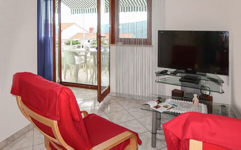 Branka: Proprietà, Mobilia, Costruzione, Comfort, Finestra, Interior Design, Televisione, Legna, Tavolo, Pavimento