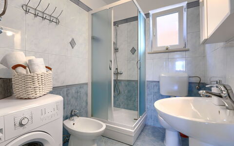 Egle: Specchio, Idraulico Fixture, Lavandino Del Bagno, Rubinetto, Proprietà, Lavello, Fotografia, Bianca, Bagno, Viola