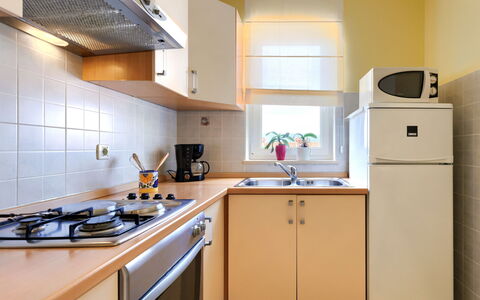 Egle: Cabinetry, Controsoffitto, Lavandino Della Cucina, Proprietà, Mobilia, Lavello, Cucina, Elettrodomestico Da Cucina, Rubinetto, Cucina Stufa