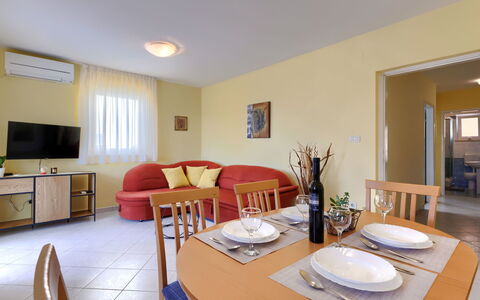 Egle: Tavolo, Mobilia, Tavola, Sedia, Dishware, Legna, Interior Design, Piatto, Soggiorno, Costruzione