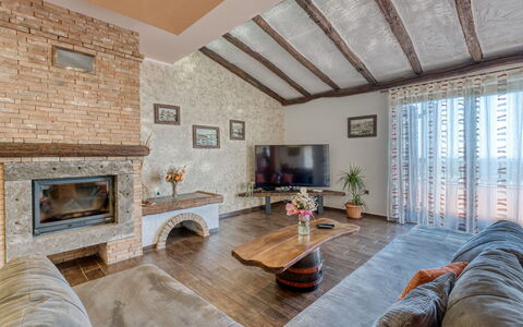 Villa Toni: Mobilia, Interior Design, Divano, Parete, Pavimentazione, Legna, Soffitto, Soggiorno, Pavimento, Camera