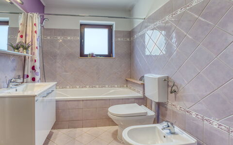 Villa Toni: Bagno, Idraulico Fixture, Pavimentazione, Interior Design, Pavimento, Lavello, Vasca Da Bagno, Rubinetto, Lavandino Del Bagno, Gabinetto