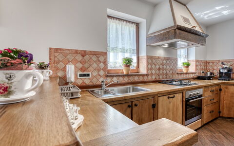 Villa Toni: Cucina, Interior Design, Legna, Controsoffitto, Pavimentazione, Cabinetry, Soffitto, Casa, Camera, Pavimento