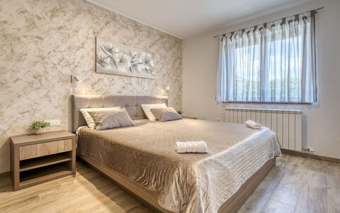 Villa Toni: Letto, Mobilia, Camera Da Letto, Interior Design, Bedding, Pavimentazione, Lenzuolo, Pavimento, Legna, Soffitto