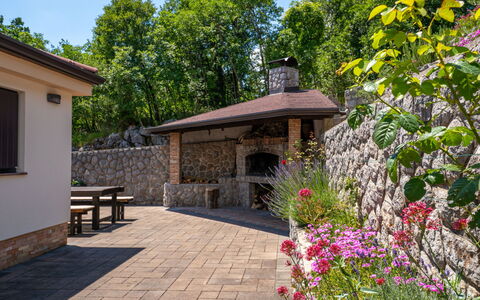 Villa Toni: Roccia, Flagstone, Muro ​​Di Pietra, Shade, Giardino, Cobblestone, Struttura Esterna, Landscaping, Backyard, Brick
