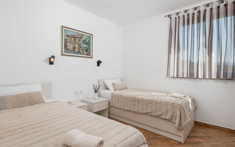 Villa Toni: Mobilia, Proprietà, Cornice, Costruzione, Finestra, Comfort, Legna, Tessile, Interior Design, Letto