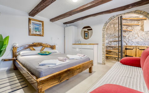 Lovreno: Mobilia, Letto, Camera Da Letto, Interior Design, Bedding, Lenzuolo, Camera, Pavimento, Casa, Soffitto