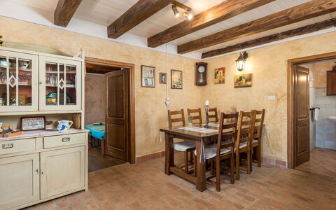 Tomiceva: Cornice, Mobilia, Cabinetry, Proprietà, Controsoffitto, Tavolo, Sedia, Legna, Cucina, Interior Design